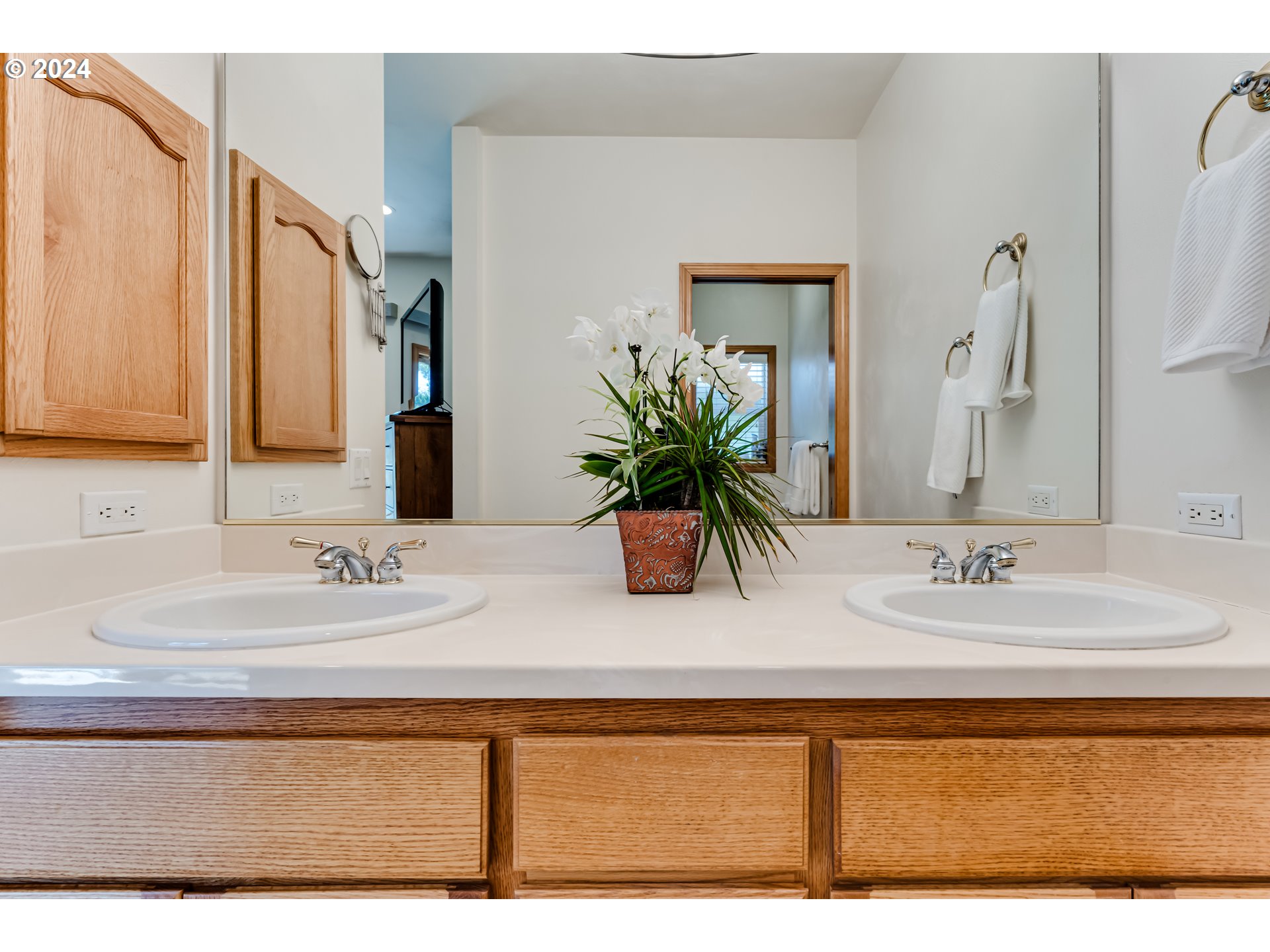 999 Old Orchard Lane Springfield, OR 97477 - Photo 16 of 34 a bathroom with a sink and a mirror