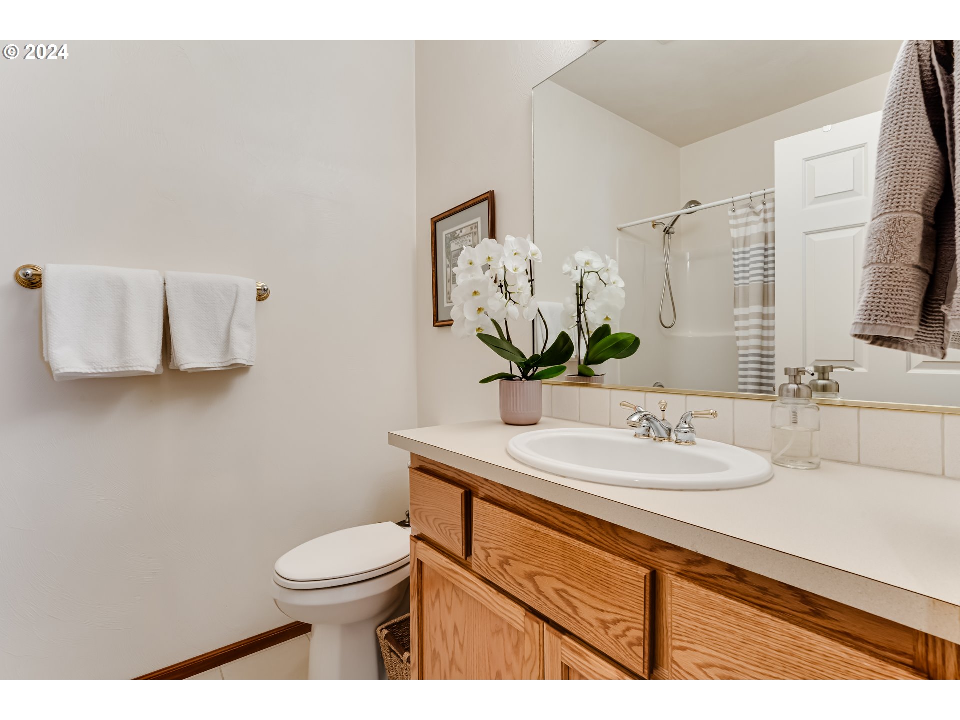 999 Old Orchard Lane Springfield, OR 97477 - Photo 20 of 34 a bathroom with a toilet sink and mirror