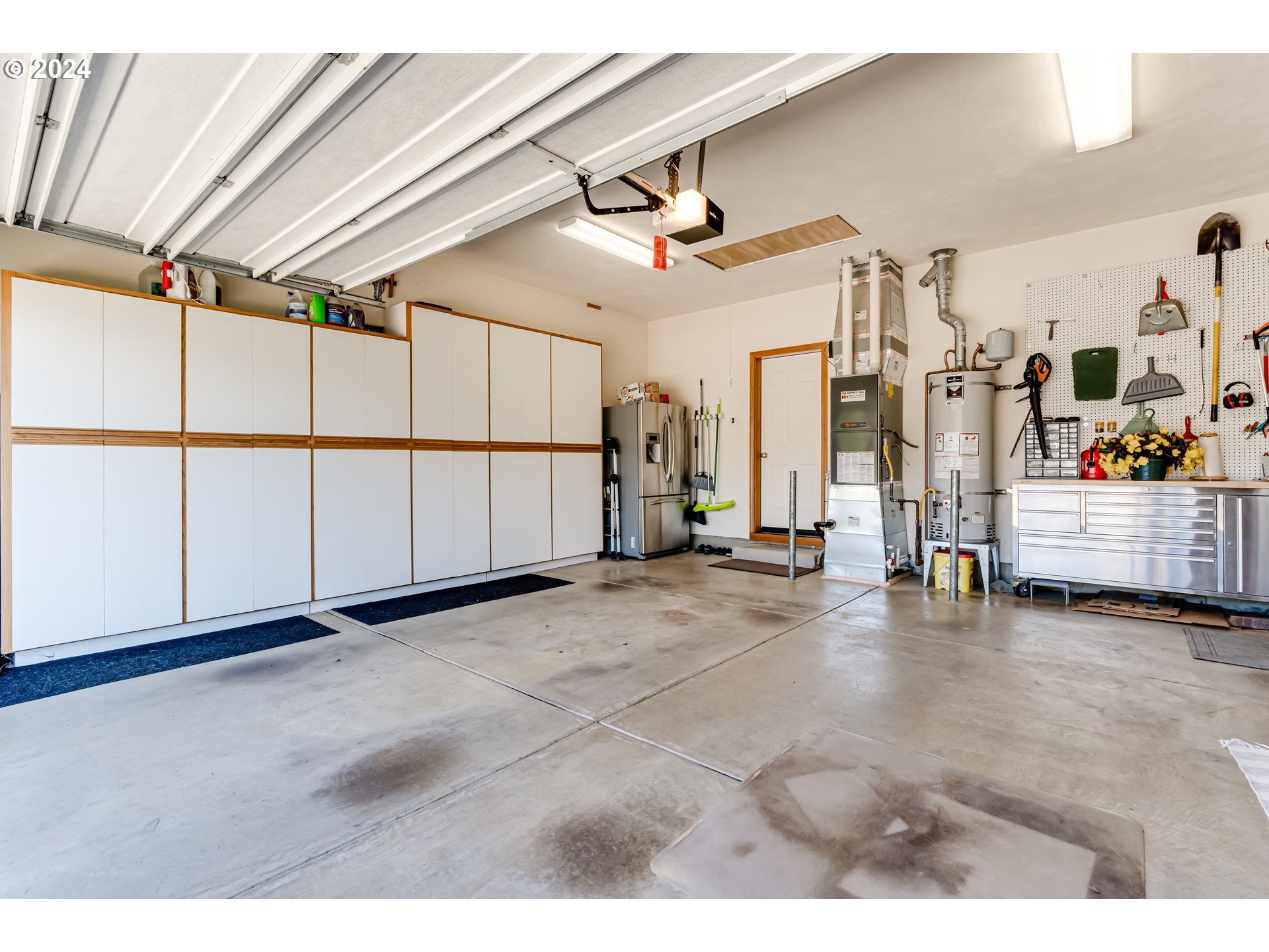 999 Old Orchard Lane Springfield, OR 97477 - Photo 23 of 34 a view of a garage