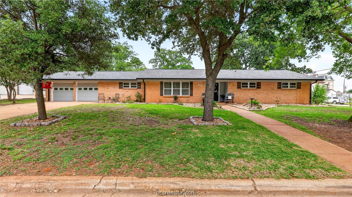 405 North Main Street Franklin, TX 77856 - Photo 1 of 28 a front view of a house with a yard