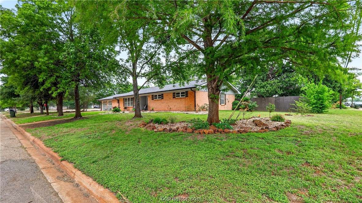 405 North Main Street Franklin, TX 77856 - Photo 2 of 28 a front view of a house with garden