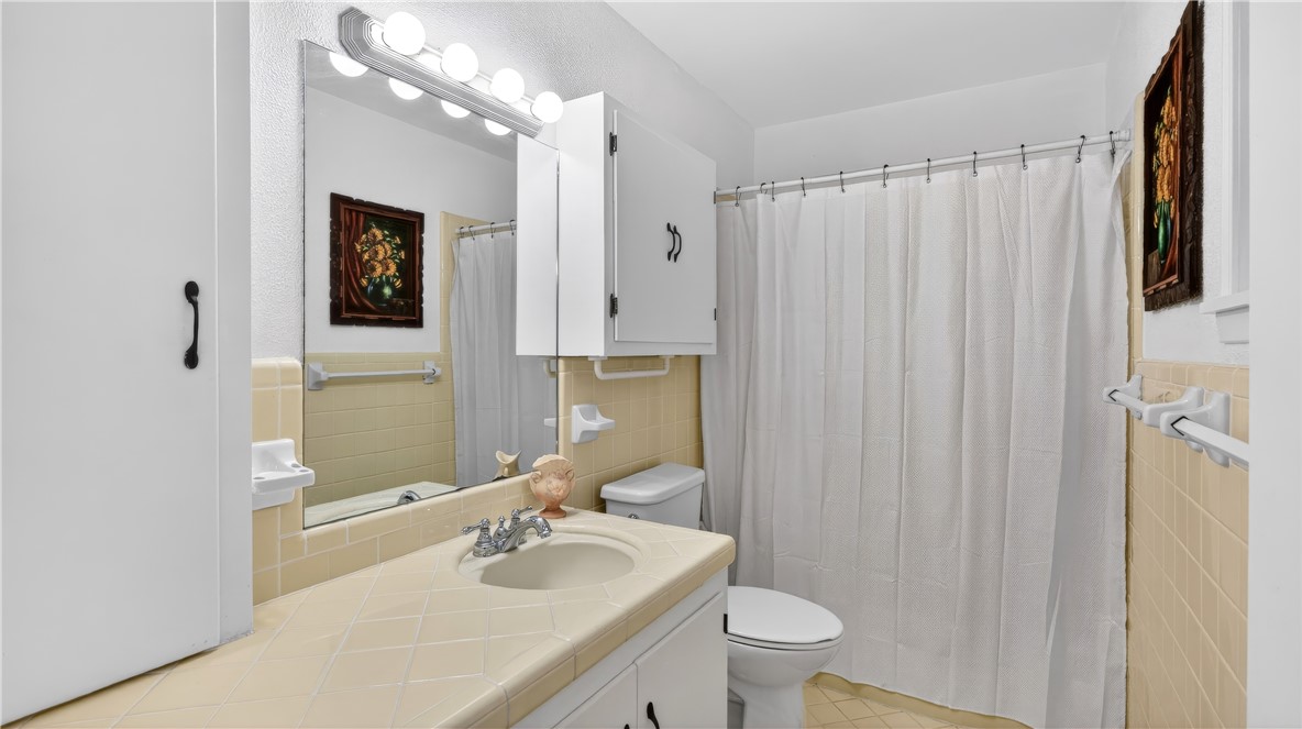 405 North Main Street Franklin, TX 77856 - Photo 24 of 28 a bathroom with a sink toilet and shower