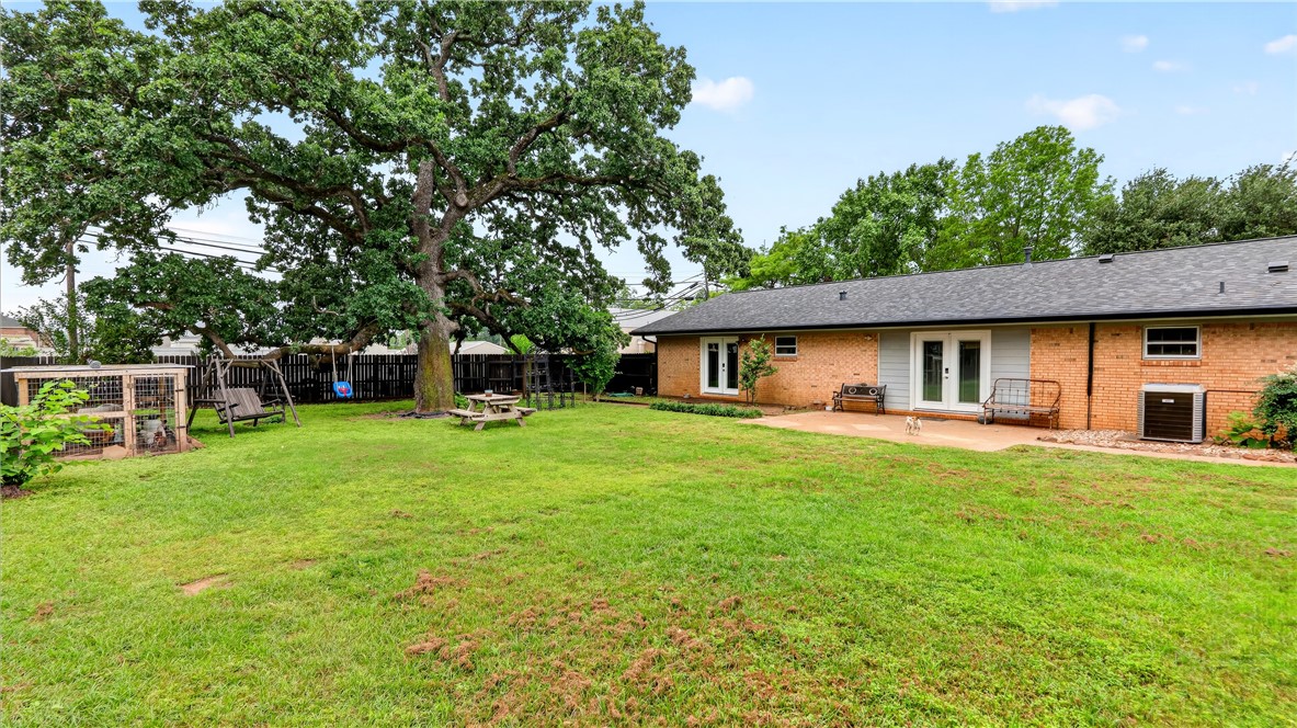 405 North Main Street Franklin, TX 77856 - Photo 26 of 28 a front view of a house with a garden
