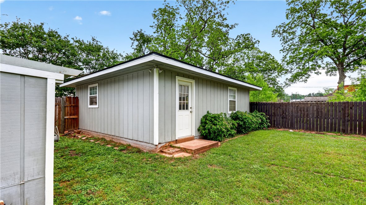 405 North Main Street Franklin, TX 77856 - Photo 27 of 28 a front view of house with yard and green space