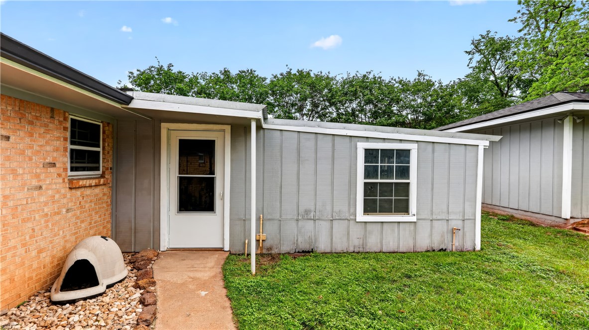 405 North Main Street Franklin, TX 77856 - Photo 28 of 28 a backyard of a house with lots of green space