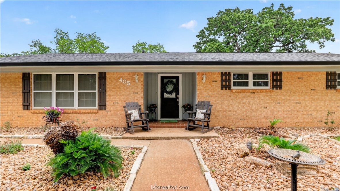 405 North Main Street Franklin, TX 77856 - Photo 3 of 28 a front view of a house
