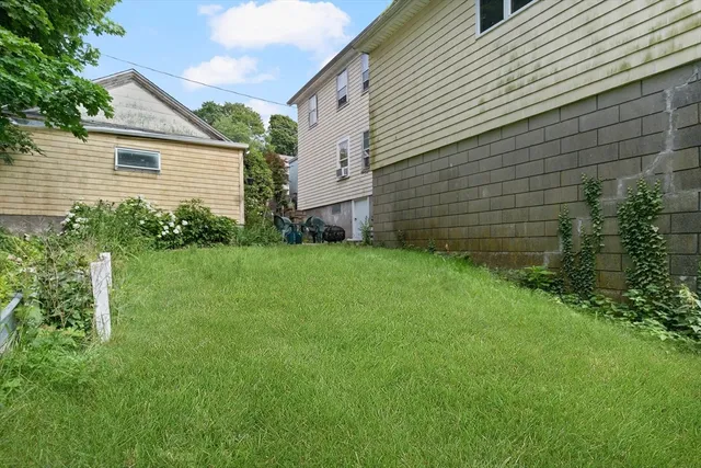 a view of a back yard