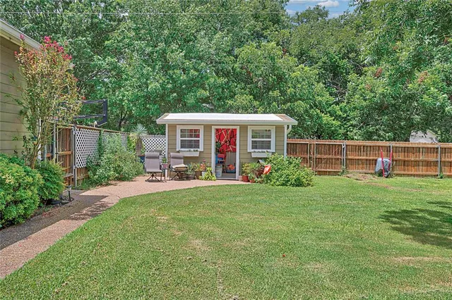 a view of a house with backyard and porch