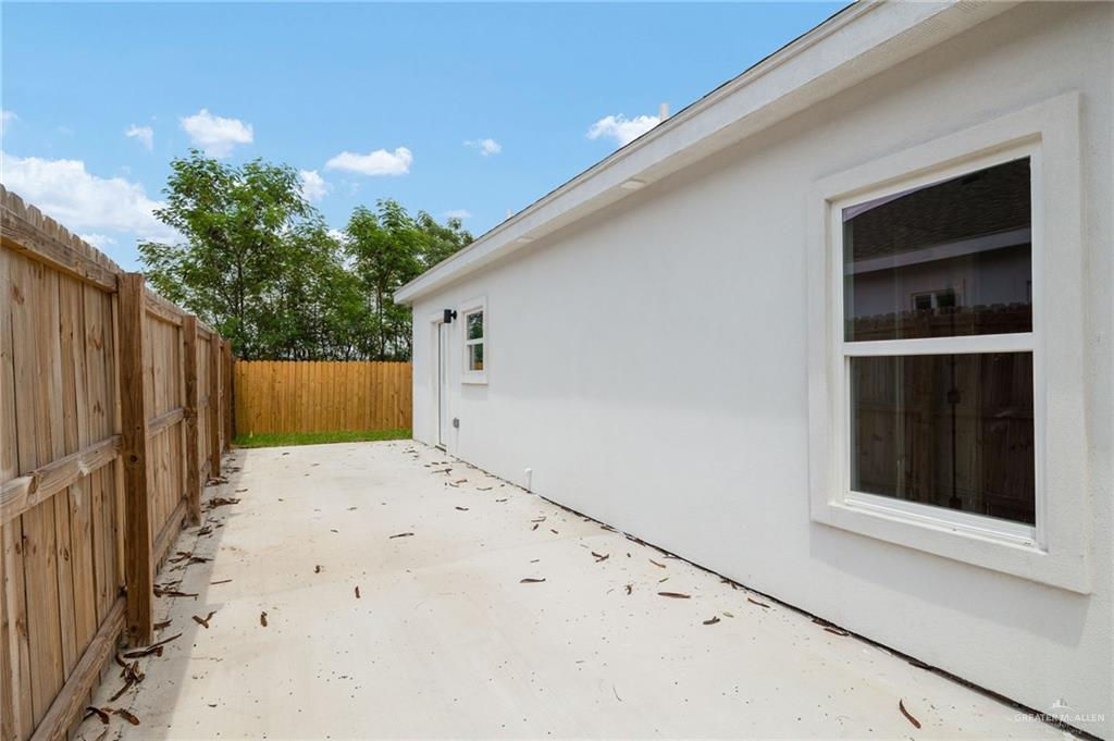 412 East Acacia Avenue, Unit 1 Alamo, TX 78516 - Photo 10 of 22 a backyard of a house