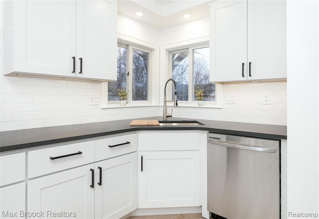 18346 Beverly Road Beverly Hills, MI 48025 - Photo 14 of 36