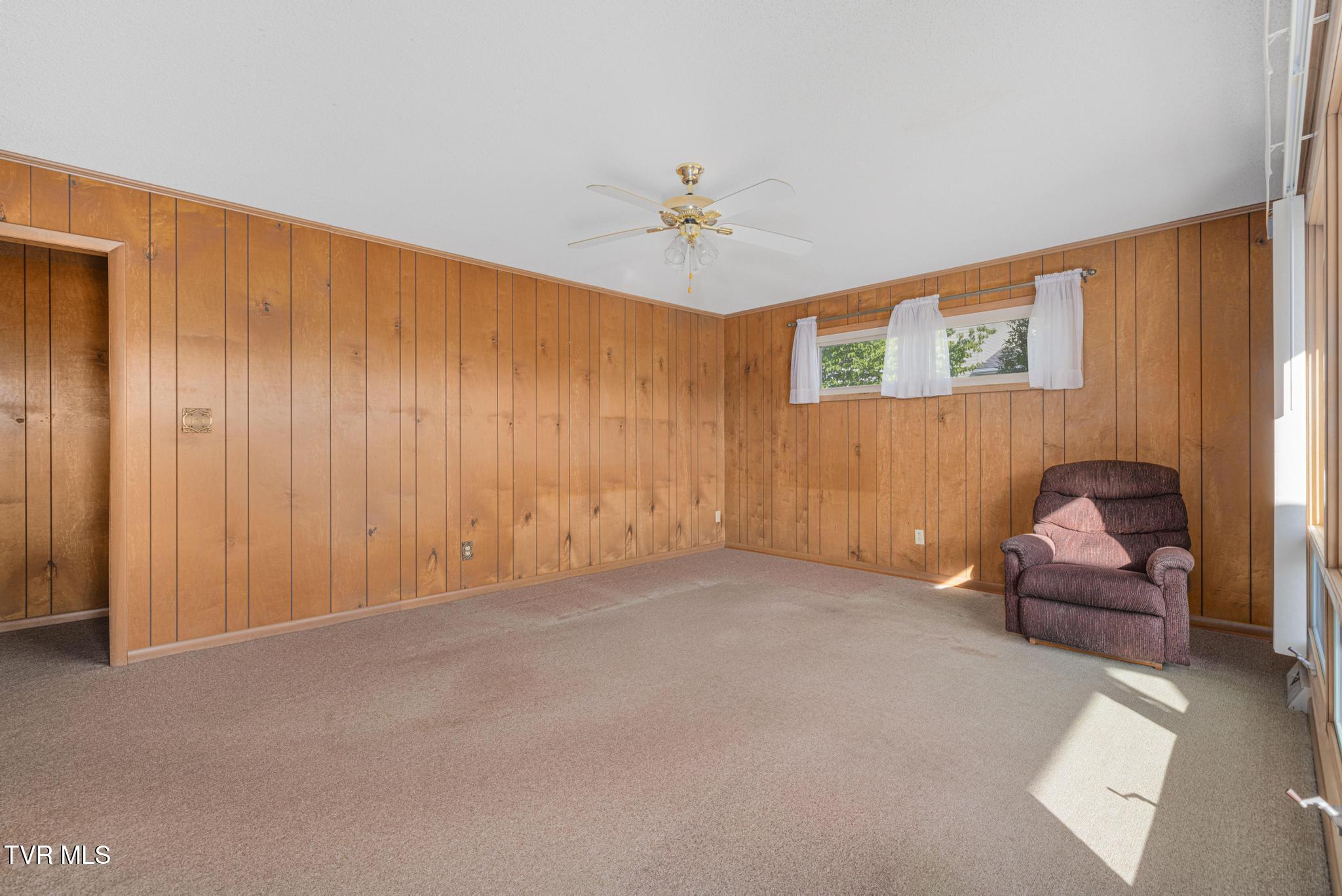 320 Mountain View Street Erwin, TN 37650 - Photo 3 of 44 Living Room