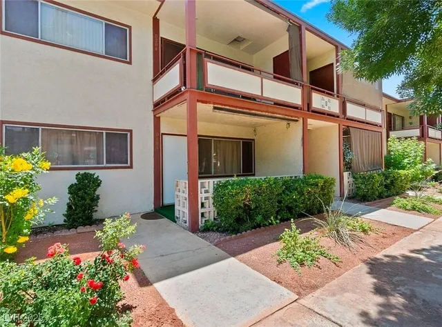 $1,445 | 350 East Desert Inn Road, Unit C203, Las Vegas, NV 89109
