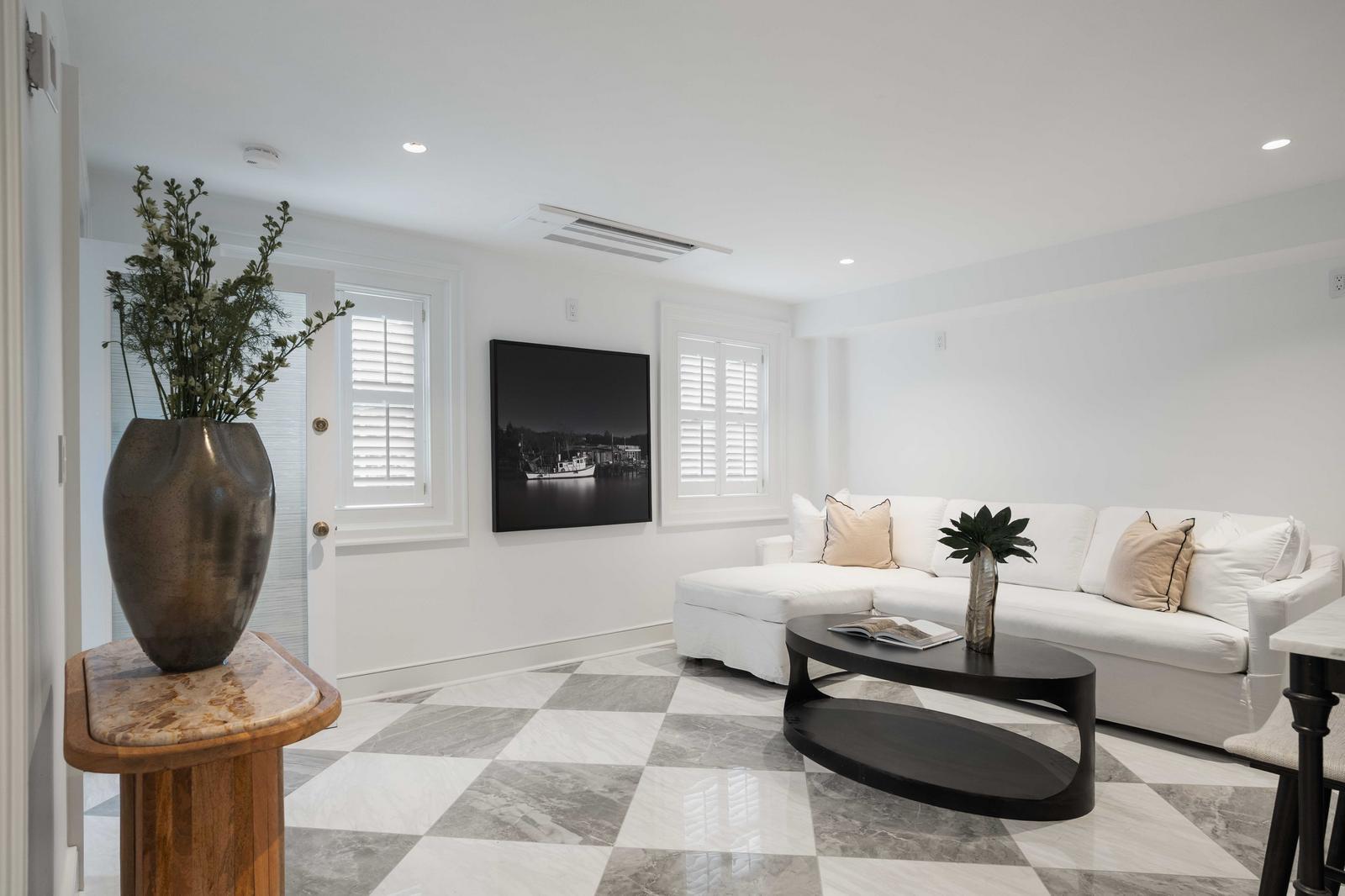 21 New Street Charleston, SC 29401 - Photo 51 of 64 70 Apartment Living Room