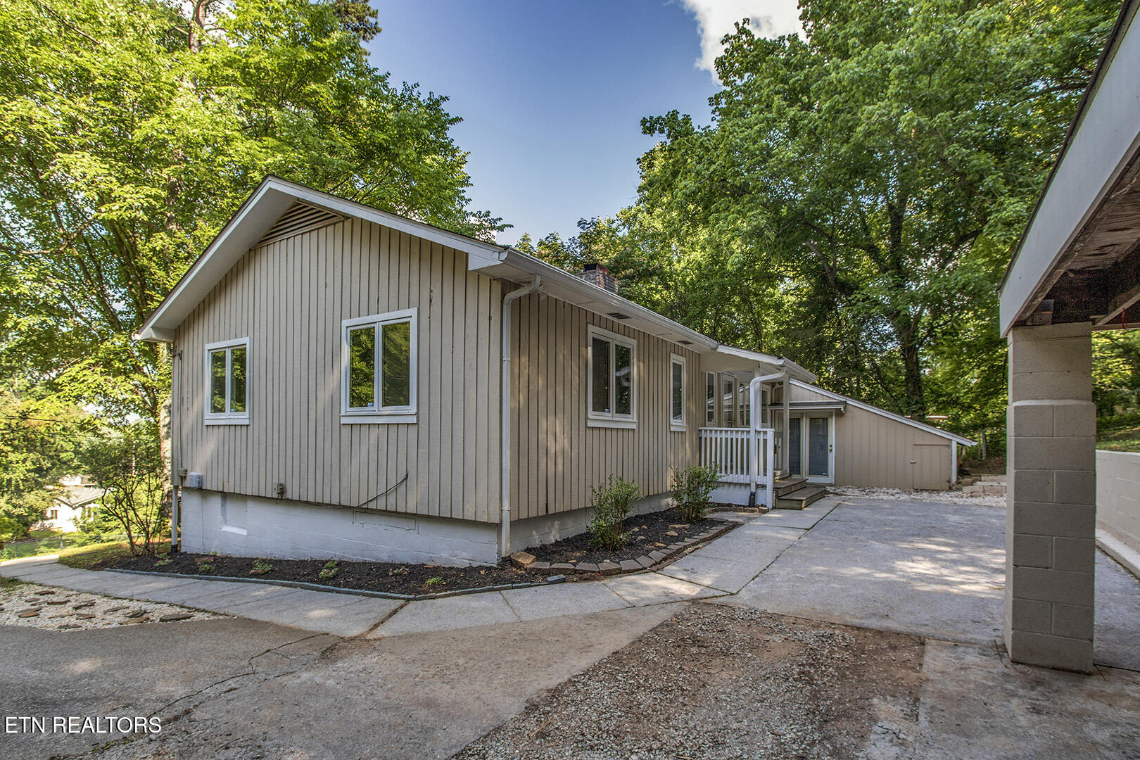 102 Oxford Road Oak Ridge, TN 37830 - Photo 57 of 59 58_OxfordRoad_102_BackRight_Patio-OpenPa