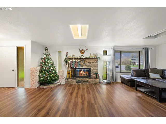 $460,000 | 108 Pahatu, North Bonneville, WA 98639