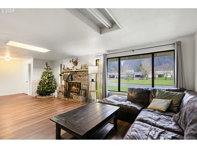 $460,000 | 108 Pahatu, North Bonneville, WA 98639