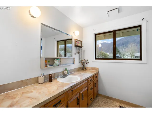 $460,000 | 108 Pahatu, North Bonneville, WA 98639