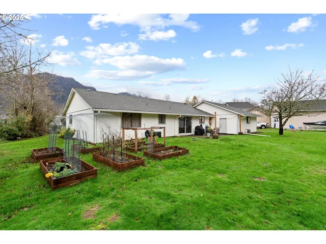 $460,000 | 108 Pahatu, North Bonneville, WA 98639