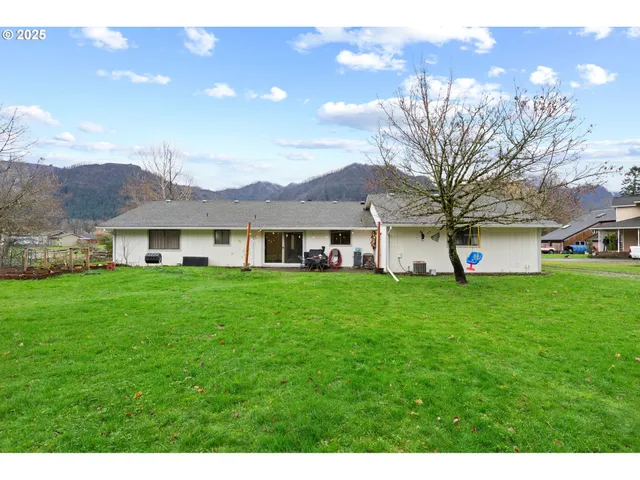 $460,000 | 108 Pahatu, North Bonneville, WA 98639