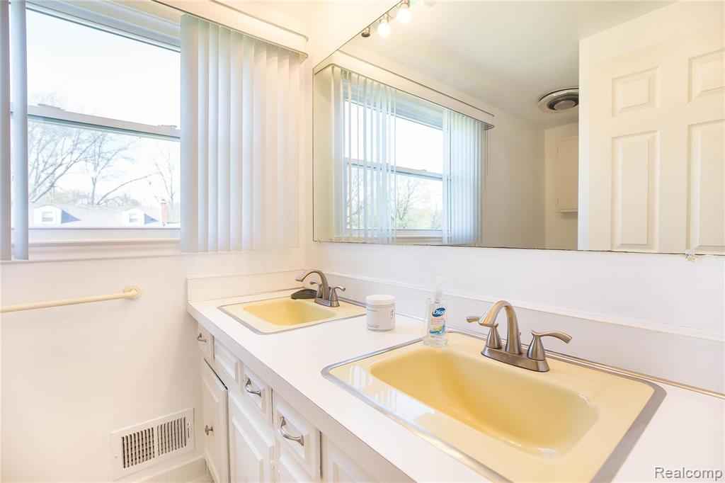 32339 Bonnet Hill Road Farmington Hills, MI 48334 - Photo 17 of 28