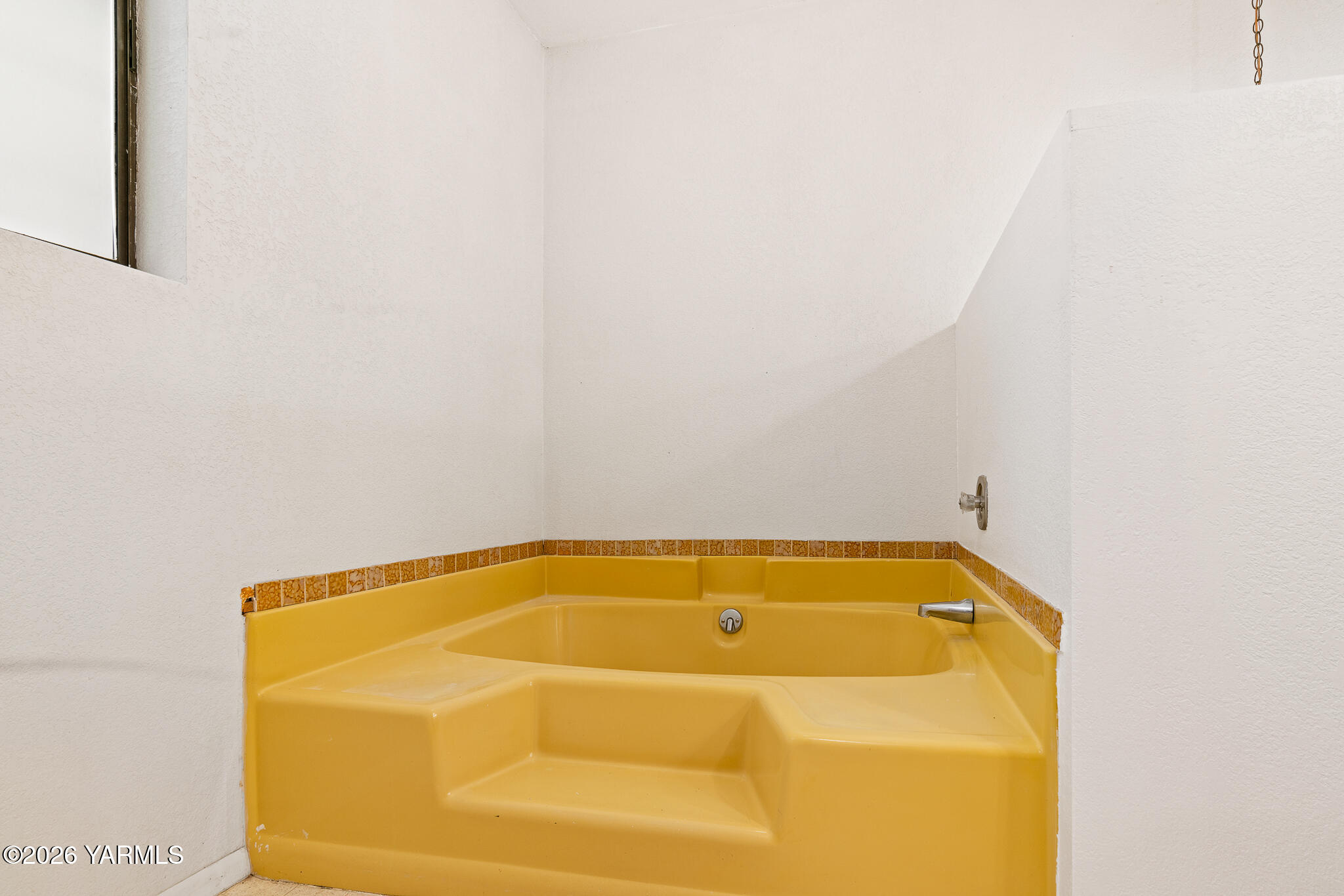 13619 Summitview Ext Road Yakima, WA 98908 - Photo 42 of 56 a bathroom with a tub