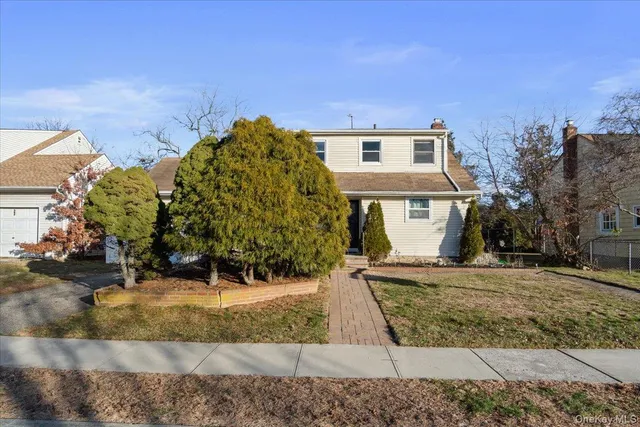 $725,000 | 25 Ford Drive West, Massapequa, NY 11758