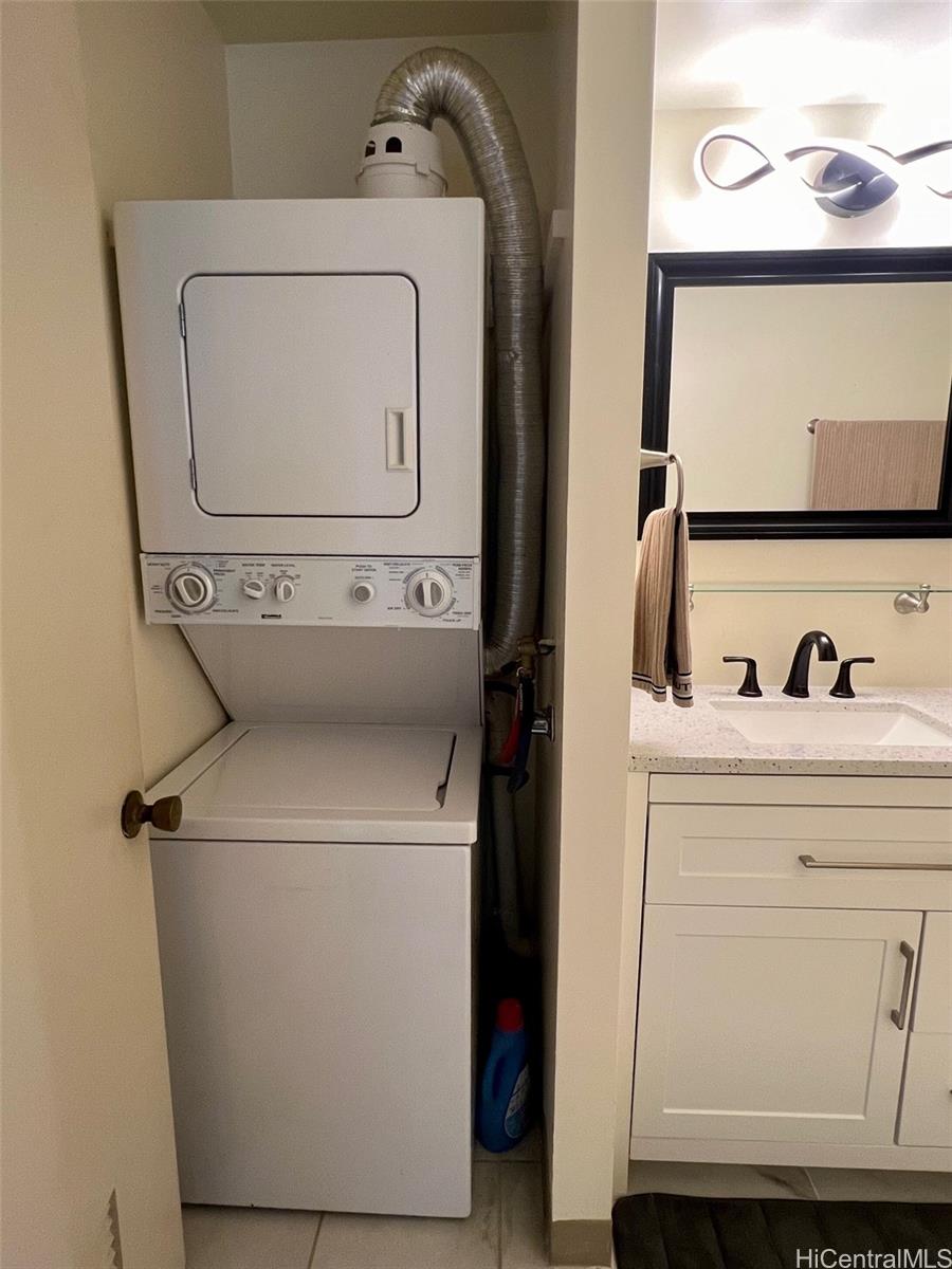 469 Ena Road, Unit 2010 Honolulu, HI 96815 - Photo 13 of 25 a utility room with dryer and washer
