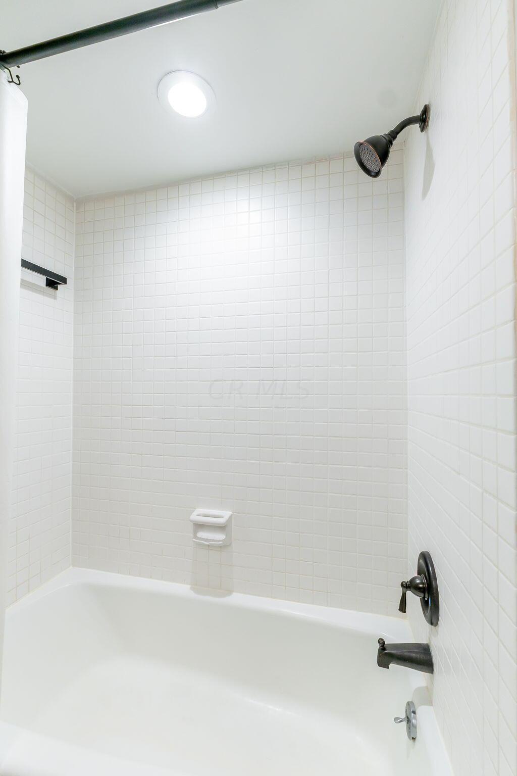 3600 Reed Road, Unit 11 Columbus, OH 43220 - Photo 47 of 52 Hallway Full Bath Tub / Shower