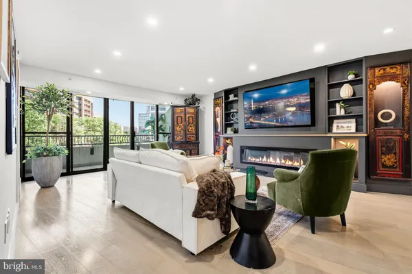 $1,125,000 | 1300 Crystal Drive, Unit 606S, Arlington, VA 22202