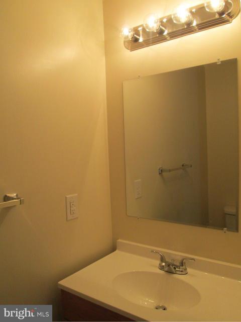 8270 Raindrop Way Springfield, VA 22153 - Photo 3 of 30 Bath