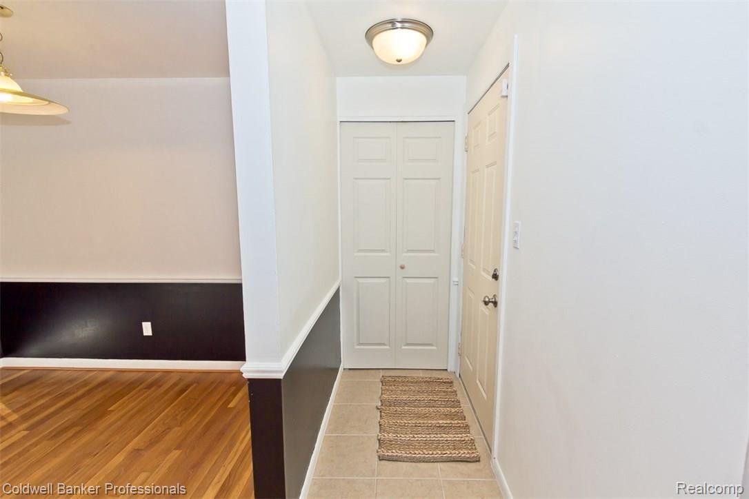29327 Rambling Road Southfield, MI 48076 - Photo 3 of 22 IMG_0574.jpg