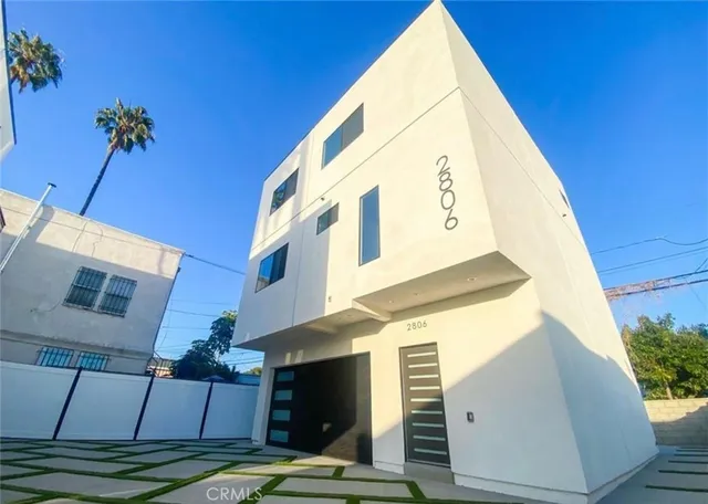 $1,250 | 2806 South Palm Grove Avenue, Los Angeles, CA 90016