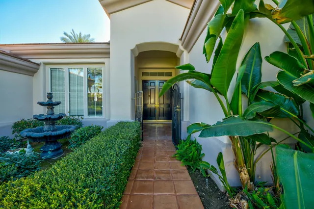 a view of entryway in front of house