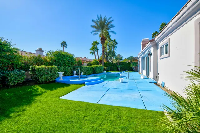 a view of back yard of the house