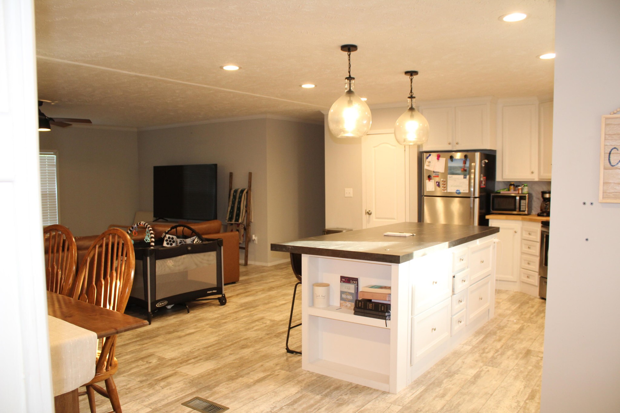 658 Stone Road Benton, TN 37307 - Photo 4 of 30 a living room with furniture and a flat screen tv