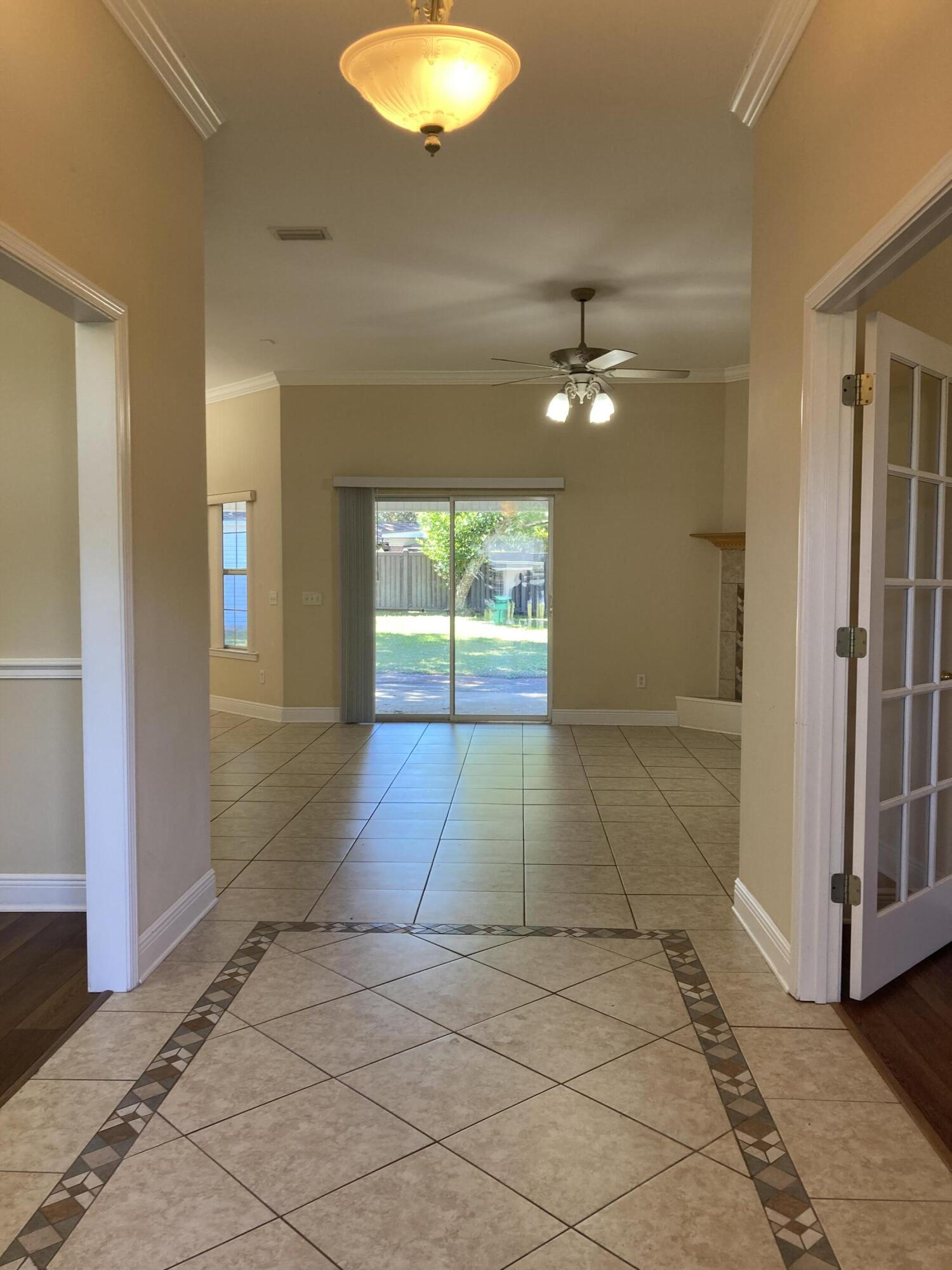 10 Maple Avenue Shalimar, FL 32579 - Photo 4 of 21 a view of an entryway