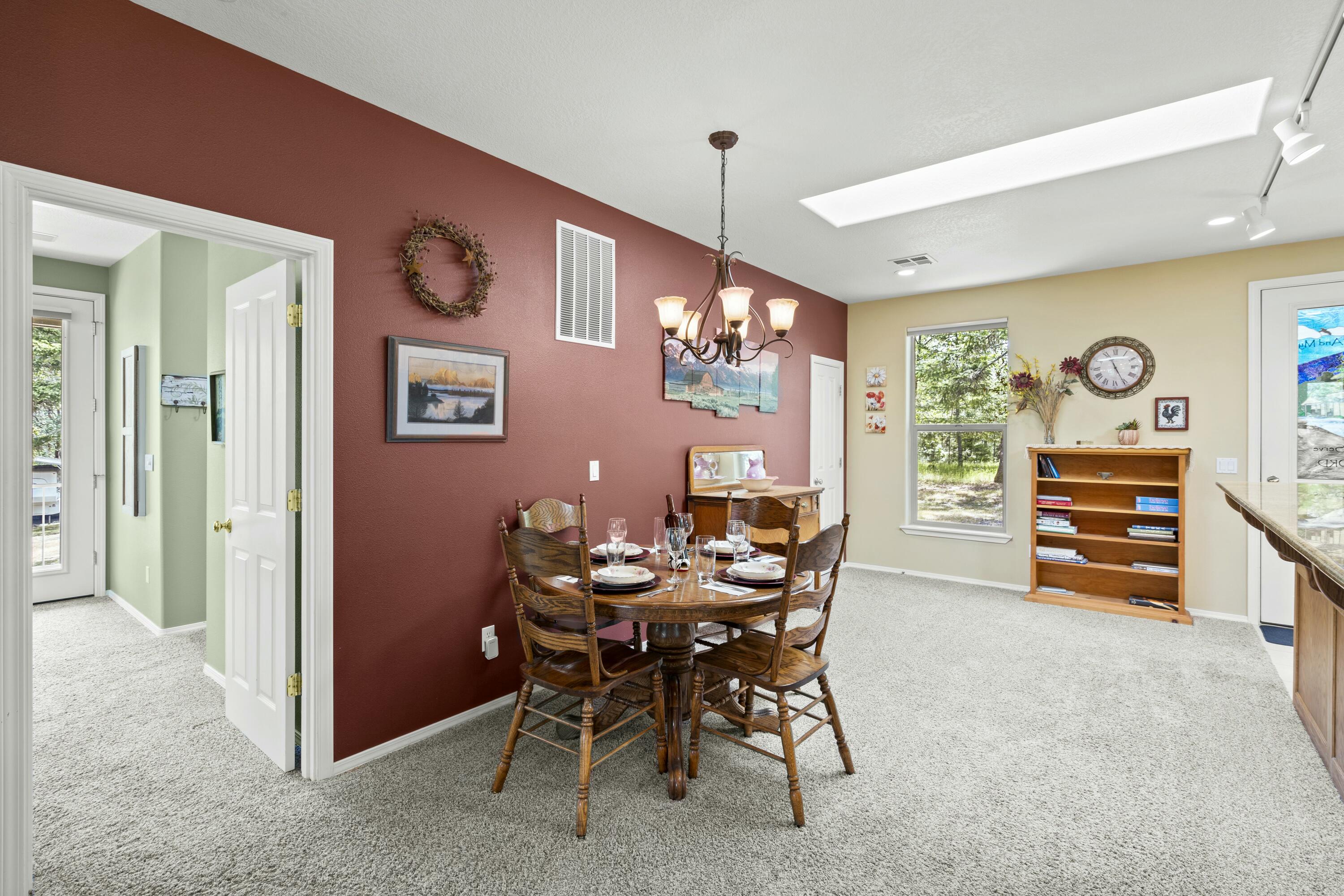 466 Three Pines Road Grants Pass, OR 97526 - Photo 8 of 41 Dining area