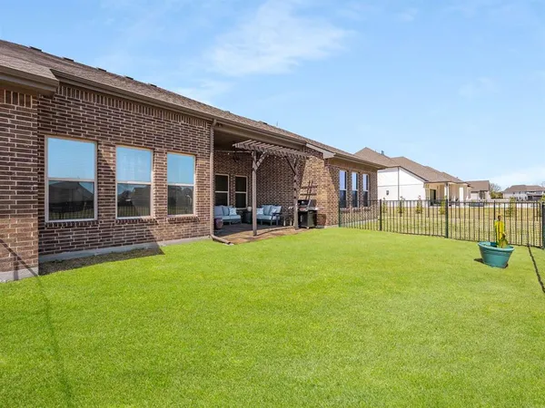 a view of an house with backyard space and balcony