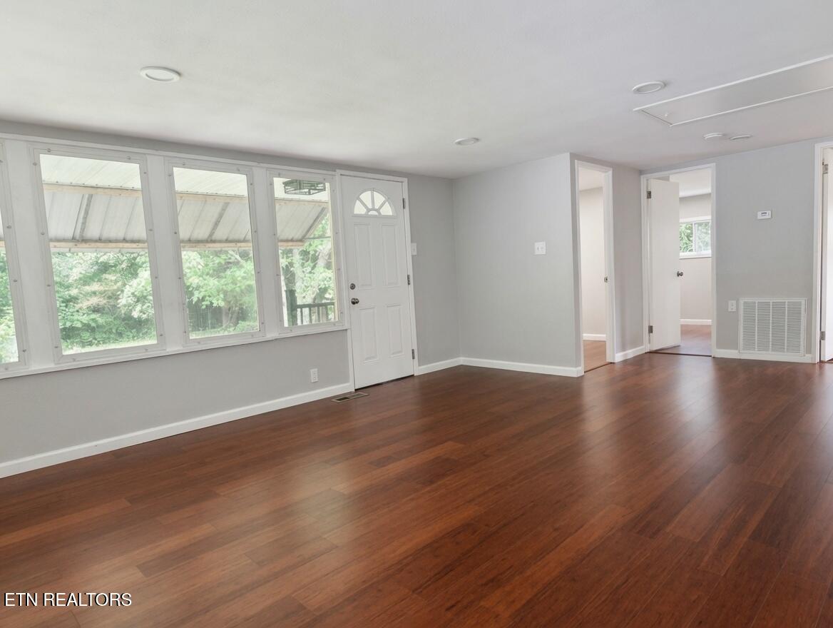 606 West Outer Drive Oak Ridge, TN 37830 - Photo 15 of 32 Living Room
