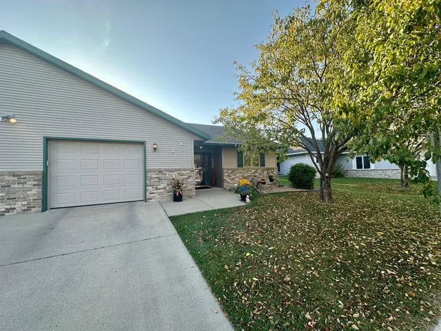 $195,000 | 304 Valley View Drive Southeast, Willmar, MN 56201