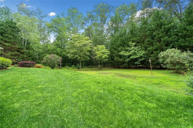 a view of a house with backyard and garden