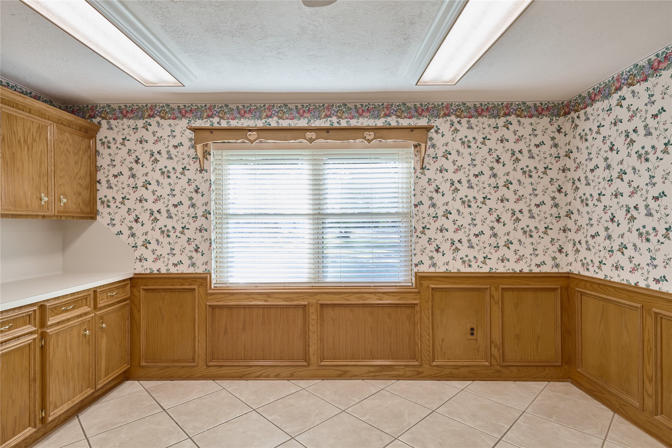 21807 Greengate Drive Spring, TX 77388 - Photo 38 of 44 Breakfast area overlooking the backyard.