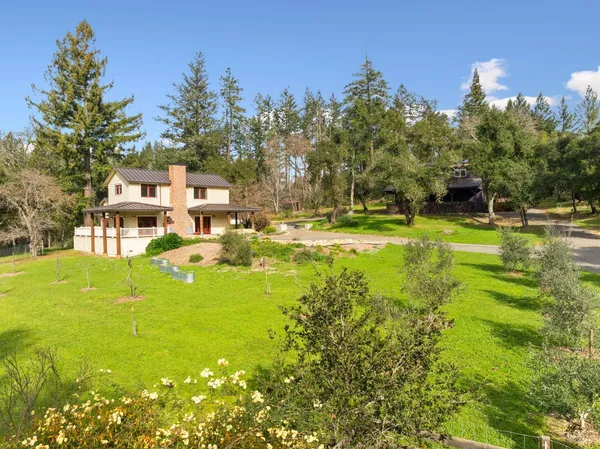 a view of a house with a yard