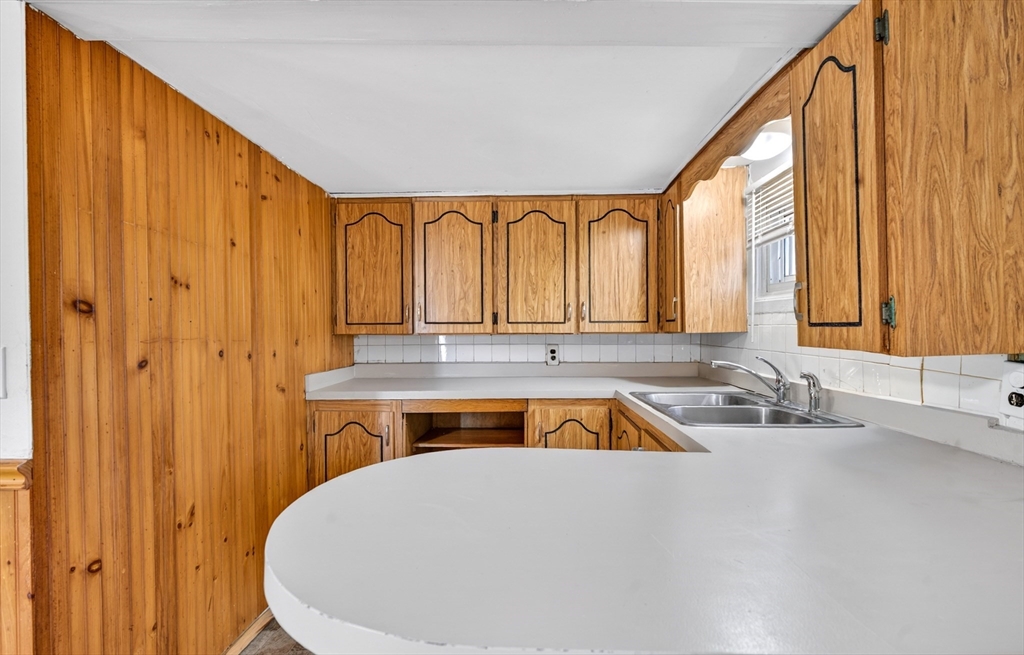 40 Moran Street Gardner, MA 01440 - Photo 5 of 32