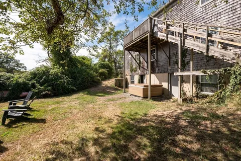a view of a house with backyard