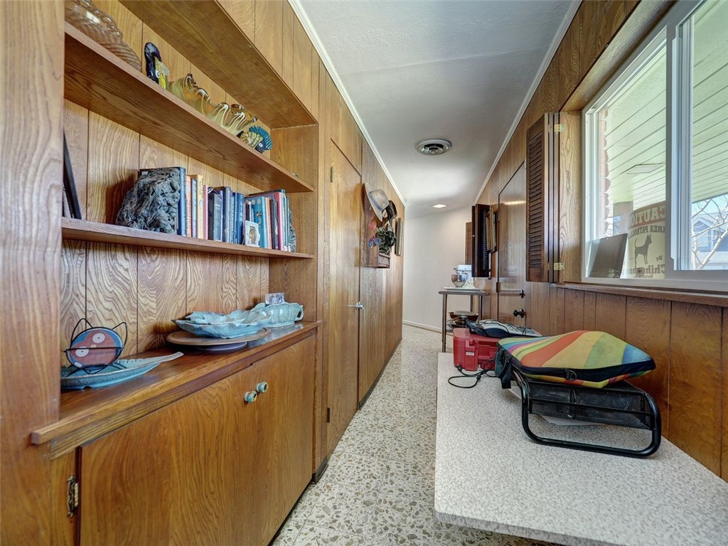 202 Sunset Ingleside, TX 78362 - Photo 25 of 40 a room with furniture and window