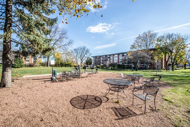 $1,600 | 2234 South Goebbert Road, Unit 320, Arlington Heights, IL 60005