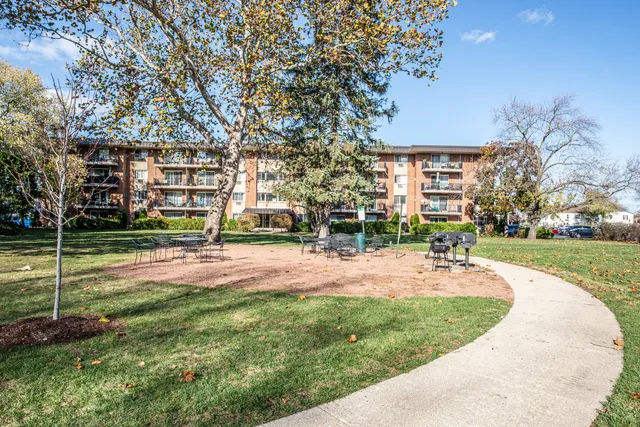 $1,600 | 2234 South Goebbert Road, Unit 320, Arlington Heights, IL 60005