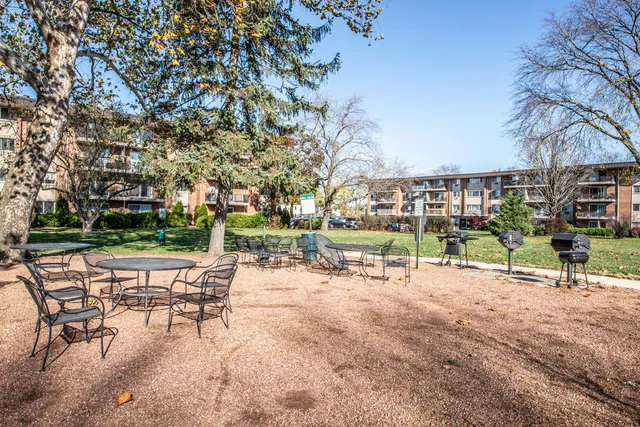 $1,600 | 2234 South Goebbert Road, Unit 320, Arlington Heights, IL 60005