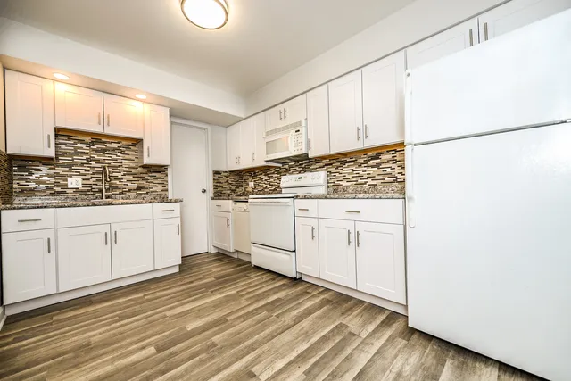 $1,600 | 2234 South Goebbert Road, Unit 320, Arlington Heights, IL 60005